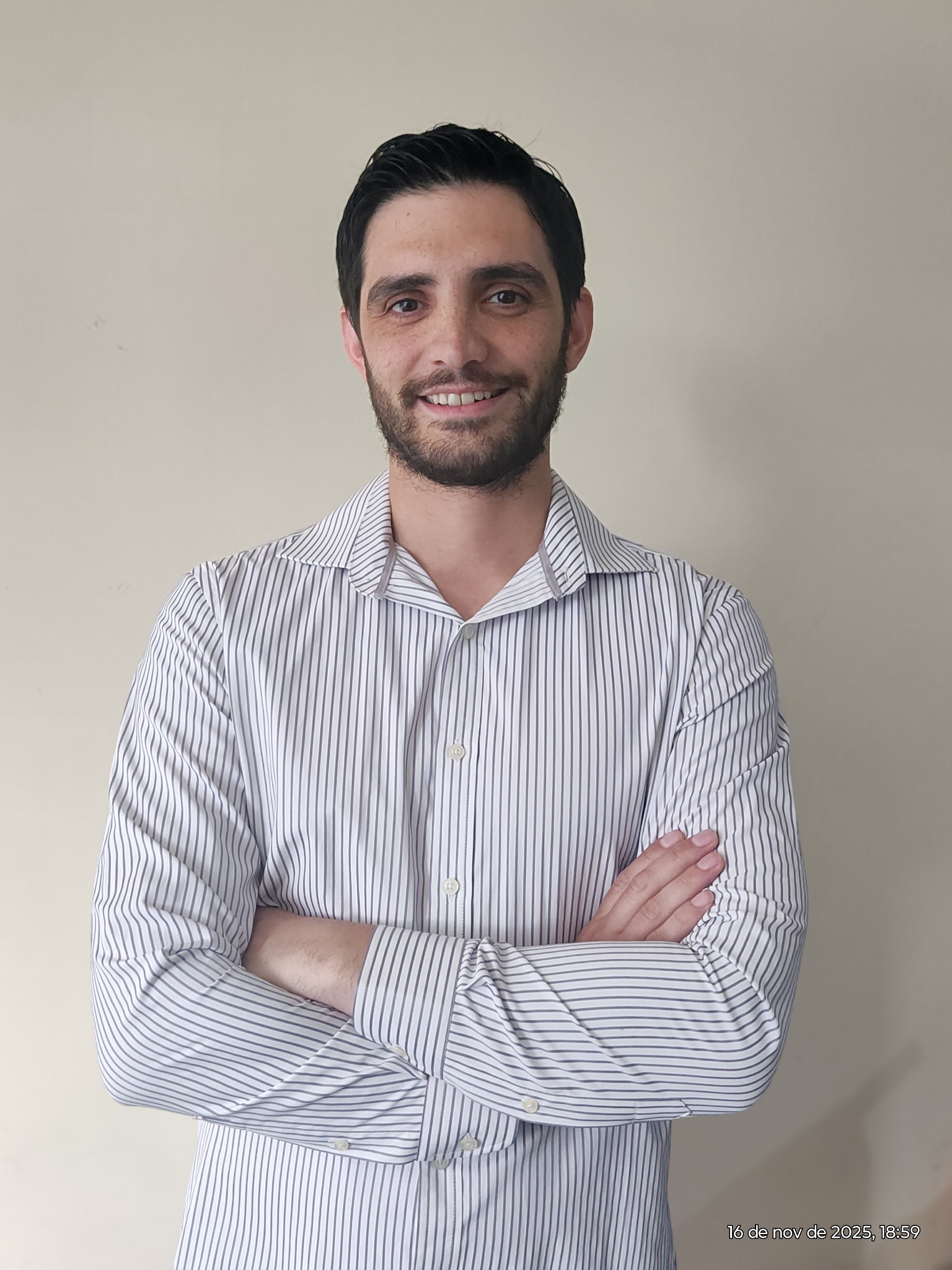 Matías Sureda trabajando en un plan financiero